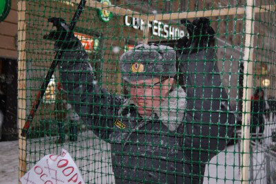 "Яблочники" показали милиционера в клетке на акции против милицейского произвола (фото)