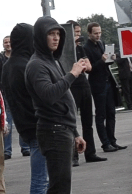 Немцов: "нашисты" кидали в нас камнями и яйцами, при этом передвигаясь на машинах депутатов ЗАКСа