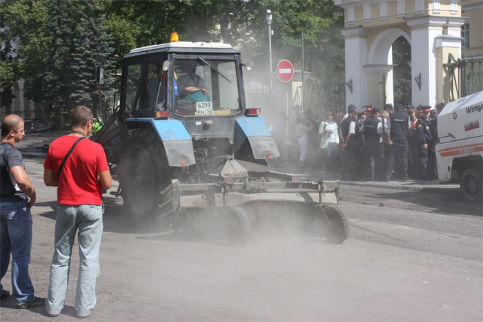 Защитники сквера Подводников провели митинг возле Смольного (фото)