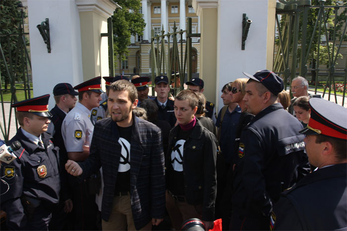 Петербургский суд не усмотрел нацистской символики в эмблеме "лимоновцев"