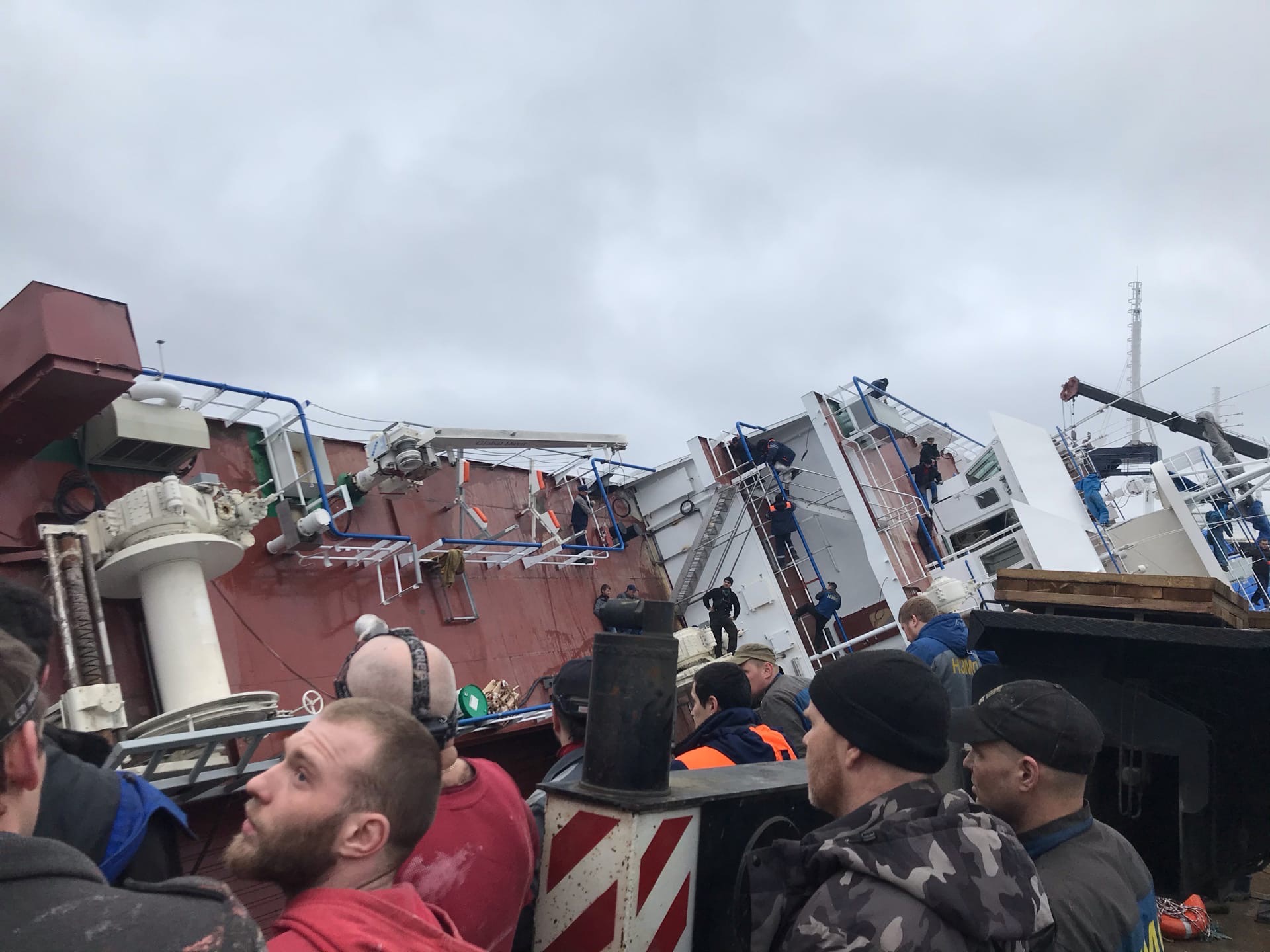 В хвосте опрокинувшегося на Неве судна нашли тело рабочего фото ЗакС политика В хвосте опрокинувшегося на Неве судна нашли тело рабочего
