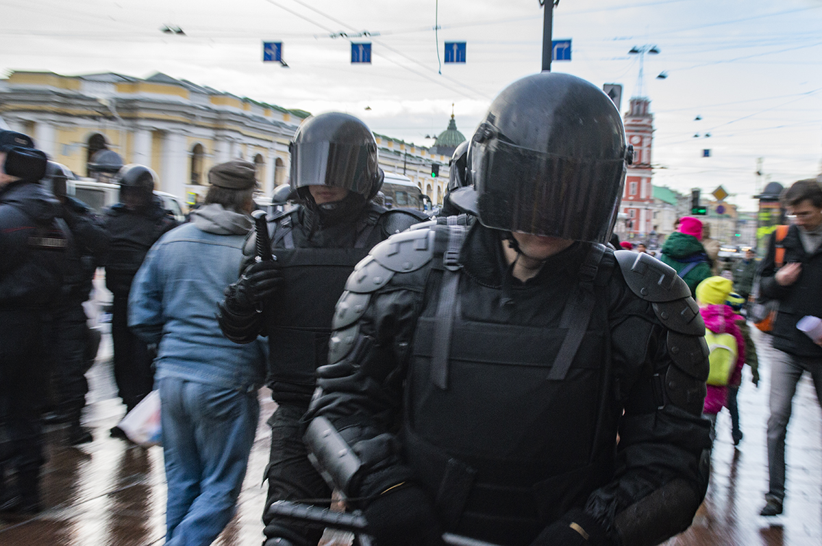 Полицейские задержали в штабе Навального координатора "Весны" Михаила Борисова фото ЗакС политика Полицейские задержали в штабе Навального координатора "Весны" Михаила Борисова