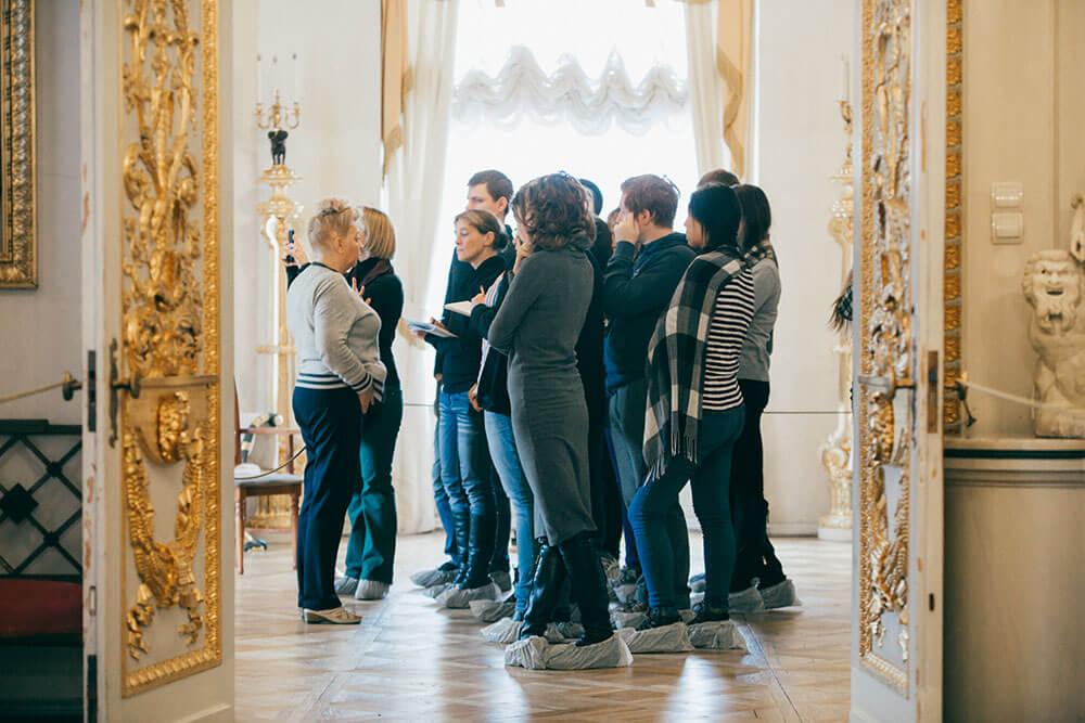 В ЗакСе Петербурга предложили ужесточить обязанности экскурсоводов фото ЗакС политика В ЗакСе Петербурга предложили ужесточить обязанности экскурсоводов