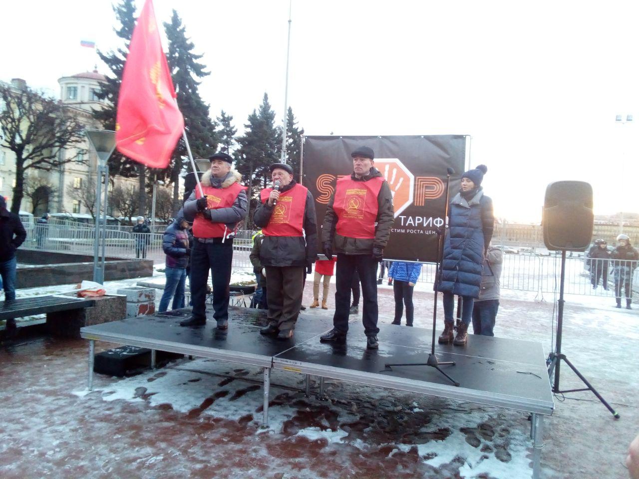 В бывшего губернатора Камчатской области кинули снежком на митинге в Петербурге фото ЗакС политика В бывшего губернатора Камчатской области кинули снежком на митинге в Петербурге