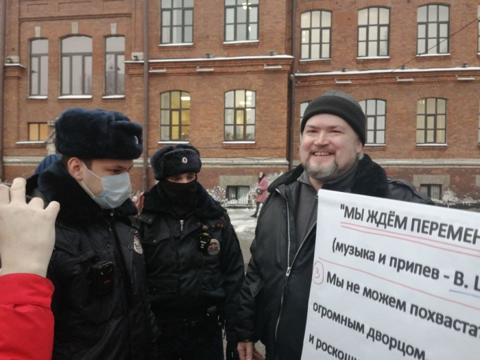 Полиция задержала акциониста Казака, не дав ему спеть песню "Перемен" фото ЗакС политика Полиция задержала акциониста Казака, не дав ему спеть песню "Перемен"