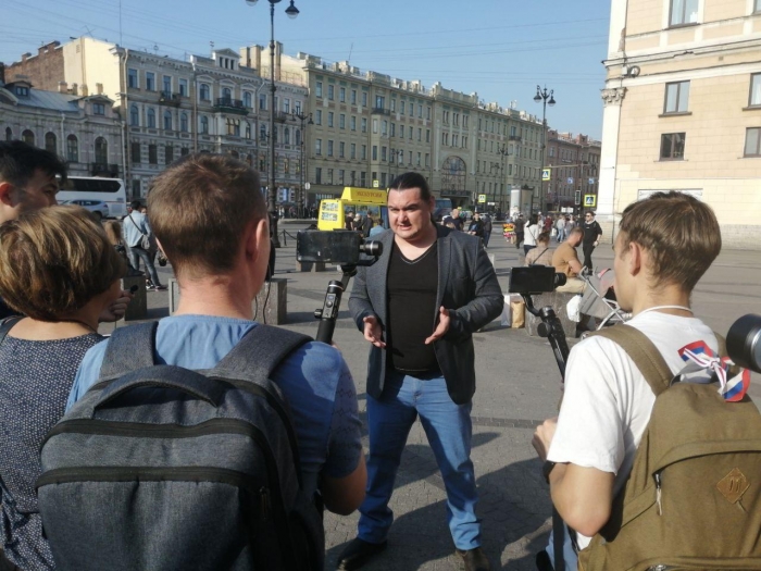 Группа активистов собралась у "Галереи" ругаться на Беглова фото ЗакС политика Группа активистов собралась у "Галереи" ругаться на Беглова