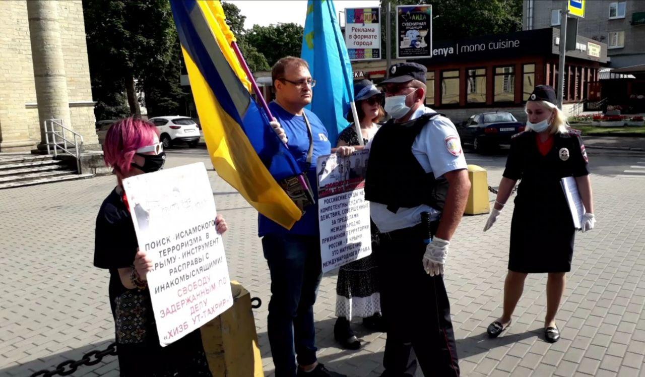 Сбивший кепку с полицейского из Гатчины активист вышел на свободу фото ЗакС политика Сбивший кепку с полицейского из Гатчины активист вышел на свободу