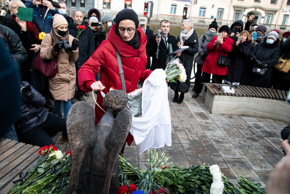 Вдова убитого. Гибель Марии Касьяненко. Печальный ангел памятник врачам в СПБ. Вдова Гагарина сегодня фото.