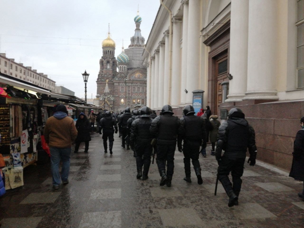 Число задержанных на акциях в поддержку Навального по всей России превысило тысячу человек фото ЗакС политика Число задержанных на акциях в поддержку Навального по всей России превысило тысячу человек