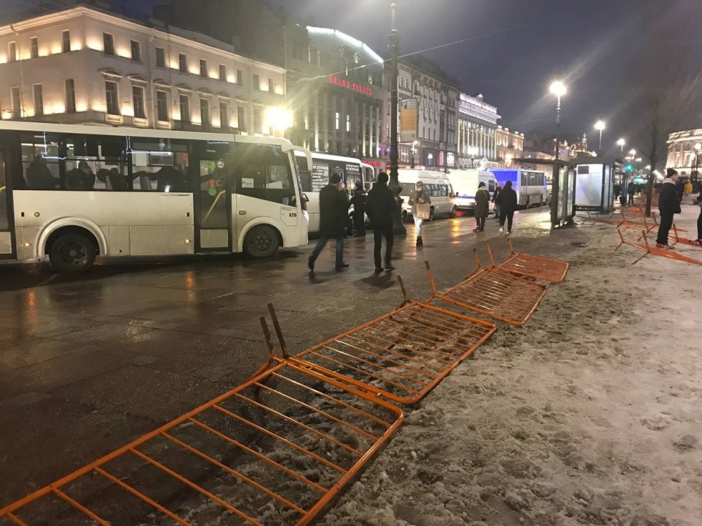 "Болит голова, всё время тошнит": Петербурженку, которую пнул силовик, выписали из больницы фото ЗакС политика "Болит голова, всё время тошнит": Петербурженку, которую пнул силовик, выписали из больницы