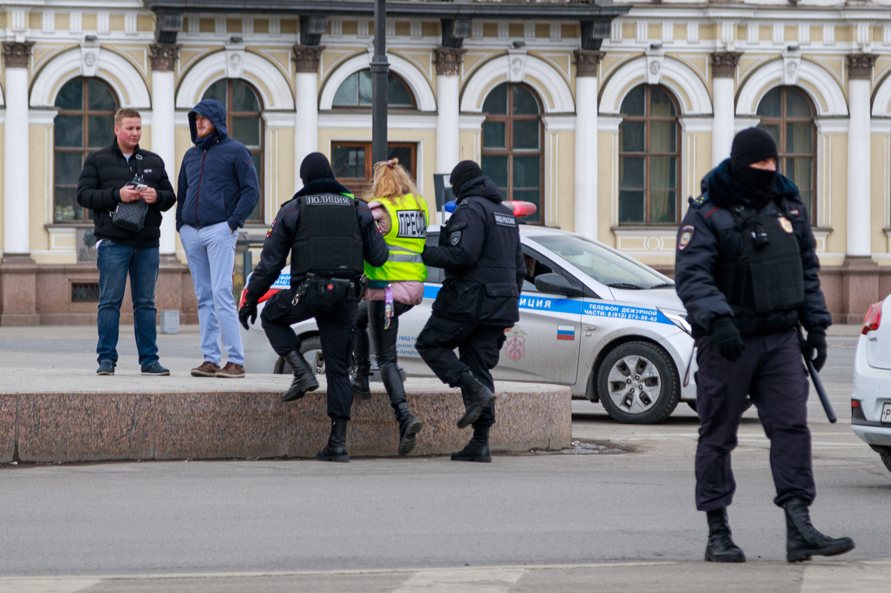 Ходит ли полиция по квартирам. Питерские полицейские. Полиция Петербурга. Питерские полицейские в Луганске.
