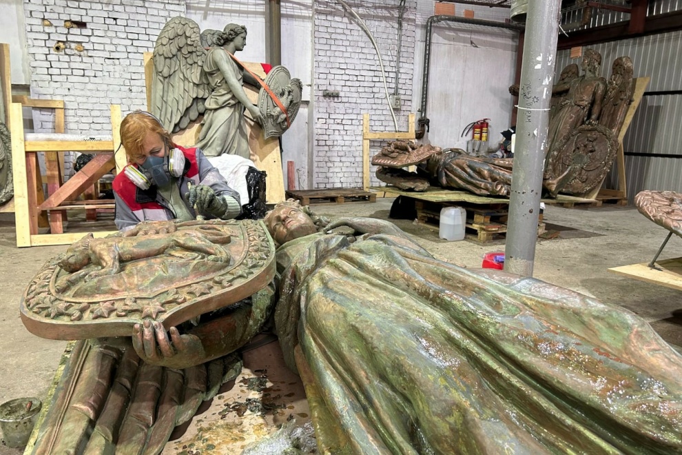 При реставрации Московских ворот рабочие нашли тайник : ЗакС.Ру ...