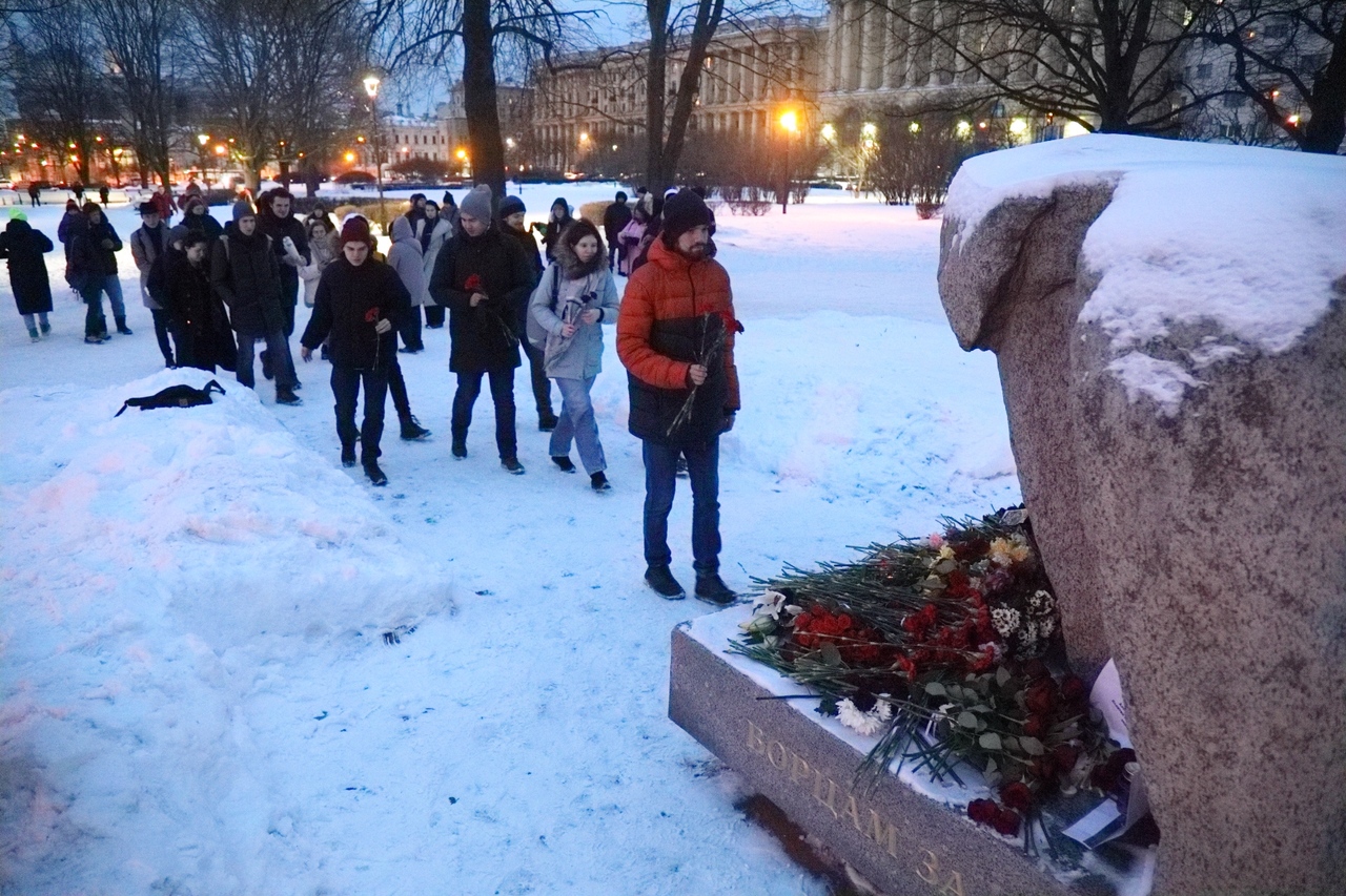 Сколько вышло на похороны навального
