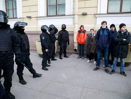 Аресты и штрафы за прогулки : ЗакС.Ру : Статьи