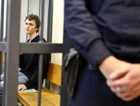 "Эти полгода - ад": Мать обвиняемого в сожжении чучела в камуфляже выступила в суде : ЗакС.Ру : Статьи