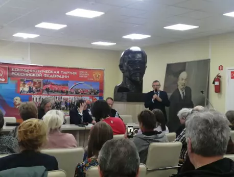 "Давайте без бэ": КПРФ провела "реновационный" круглый стол : ЗакС.Ру : Статьи