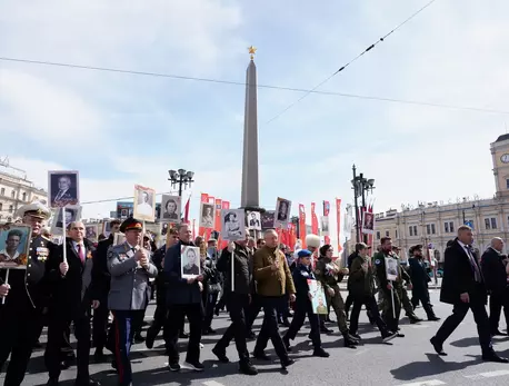 Бессмертный полк прошел по Невскому проспекту : ЗакС.Ру : Статьи