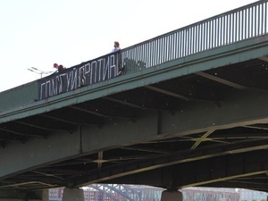 фото ЗакС политика На Малоохтинском мосту растянули баннер против поправок в Конституцию