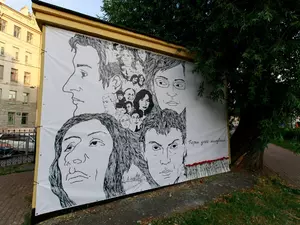 фото ЗакС политика На месте граффити с Навальным появился новый арт-объект с портретами убитых общественников