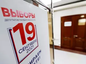 фото ЗакС политика В дверях школы Калининского района остановили председателя УИК со списками избирателей