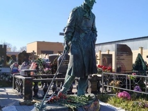 фото ЗакС политика "Хорошая и злая": На могиле Лимонова установили скульптуру политика, идущего с арматурой в руке