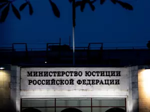 фото ЗакС политика Минюст признал иноагентами юрлица журналистов Андрея Захарова* и Регины Хасановой**