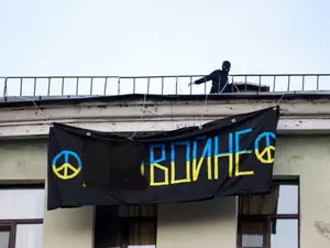 фото ЗакС политика "Весна" вывесила антивоенный баннер в центре Петербурга 
