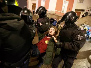 фото ЗакС политика На углу Думской улицы и Невского проспекта задержали около 60 человек