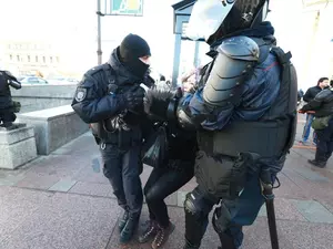 фото ЗакС У Гостиного двора задержали не менее 30 человек под аккомпанемент оркестра МВД фото ЗакС политика У Гостиного двора задержали не менее 30 человек под аккомпанемент оркестра МВД