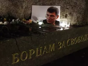 фото ЗакС политика The Insider*: Перед убийством Немцова за ним ездили люди, следившие за Навальным перед отравлением