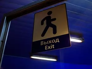 фото ЗакС политика Возле закрывшейся станции "Чернышевская" пообещали сделать безопасный проход