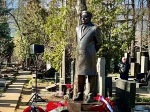 фото ЗакС политика Памятник Жириновскому открыли на кладбище в Москве
