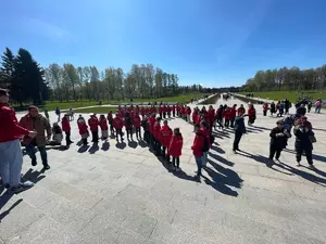 фото ЗакС политика Пришедшим на Пискаревское кладбище петербуржцам пришлось ждать завершения церемонии