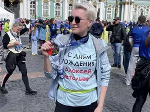 фото ЗакС политика В Петербурге участница забега пробежала 5 км в футболке с поздравлением Навального