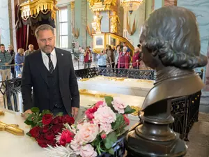 фото ЗакС политика Беглов и Бельский возложили цветы к надгробию Петра I
