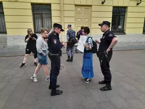 фото ЗакС политика В центре Петербурга задержали пикетчицу, вышедшую поддержать Ольгу Смирнову