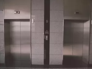 фото ЗакС политика За три года в Петербурге поменяют более семи тысяч лифтов
