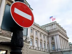 Петербургские депутаты хотят защитить российские подъезды от недружественных стран
