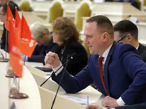 фото ЗакС Зинчук пожаловался на Тихонову в прокуратуру из-за вывески ее общественной приемной фото ЗакС политика Зинчук пожаловался на Тихонову в прокуратуру из-за вывески ее общественной приемной