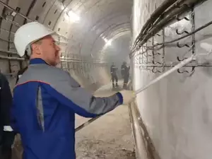 фото ЗакС Бельский покрасил стену в тоннеле строящейся станции метро фото ЗакС политика Бельский покрасил стену в тоннеле строящейся станции метро