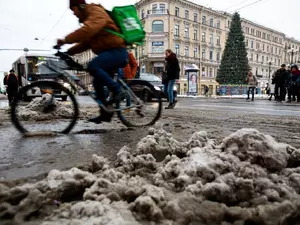 фото ЗакС В комблаге объяснили, зачем дороги Петербурга поливают водой в зимнее время фото ЗакС политика В комблаге объяснили, зачем дороги Петербурга поливают водой в зимнее время