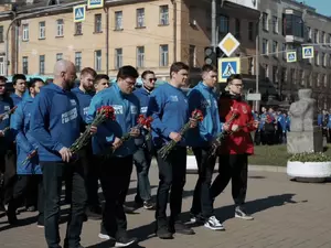 фото ЗакС Члены МГЕР принесли цветы к бывшему зданию дипмиссии Украины в Петербурге фото ЗакС политика Члены МГЕР принесли цветы к бывшему зданию дипмиссии Украины в Петербурге