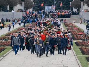 фото ЗакС Беглов с чиновниками и депутатами возложил цветы на Пискаревском кладбище фото ЗакС политика Беглов с чиновниками и депутатами возложил цветы на Пискаревском кладбище
