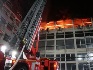 фото ЗакС Пожар на заводе "Авангард" тушили всю ночь фото ЗакС политика Пожар на заводе "Авангард" тушили всю ночь