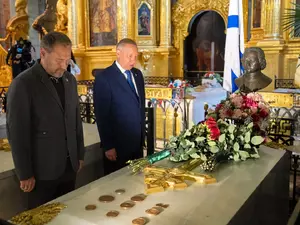 Беглов и Бельский возложили цветы к могиле Петра Первого