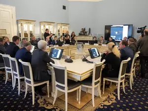 фото ЗакС Комиссия ЗакСа одобрила поправку о детских креслах в такси фото ЗакС политика Комиссия ЗакСа одобрила поправку о детских креслах в такси