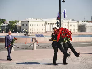 Беглов возложил цветы к памятникам Петру I и адмиралу Ушакову
