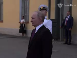 В петербургском Адмиралтействе Путин поздравил военных моряков с Днем ВМФ