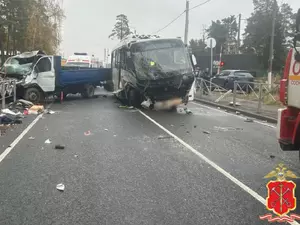 Один из пассажиров автобуса скончался после ДТП в Ленобласти