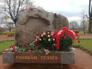 фото ЗакС Петербуржцы принесли цветы к Соловецкому камню фото ЗакС политика Петербуржцы принесли цветы к Соловецкому камню